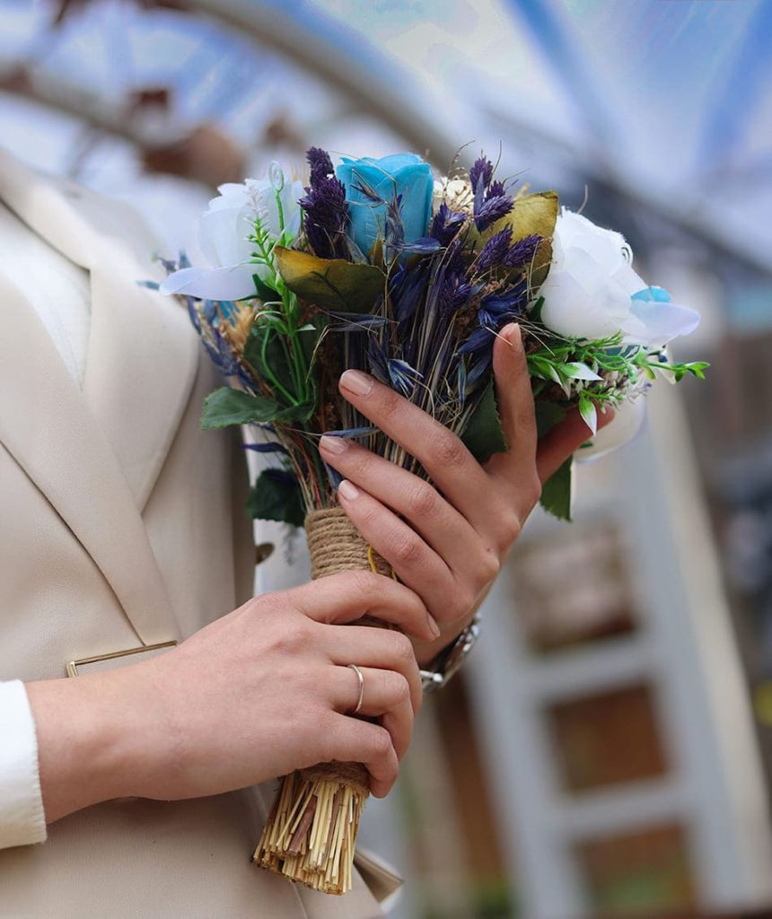 manos de mujer sosteniendo un ramillete de flores