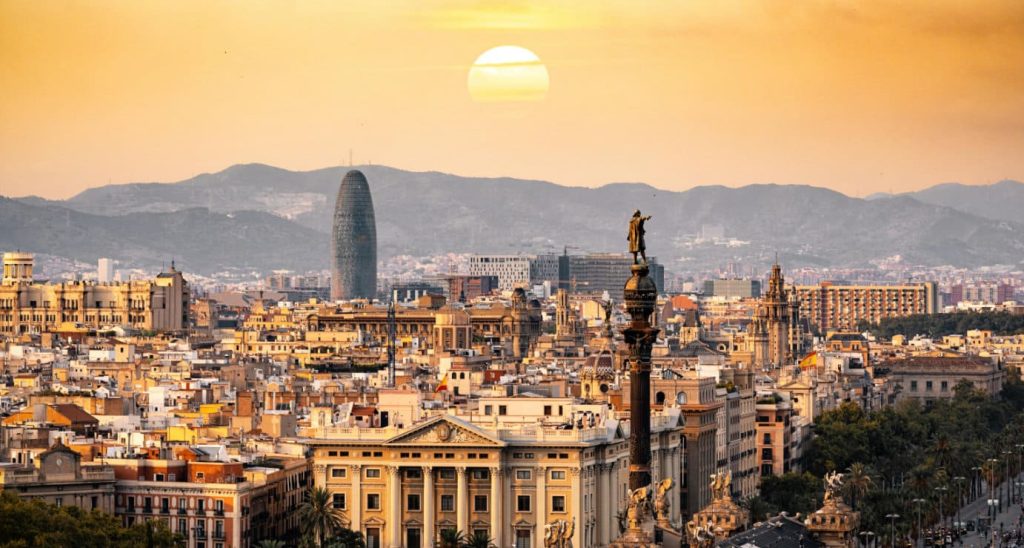 atardecer en Barcelona, con la estatua de Colón en primer plano