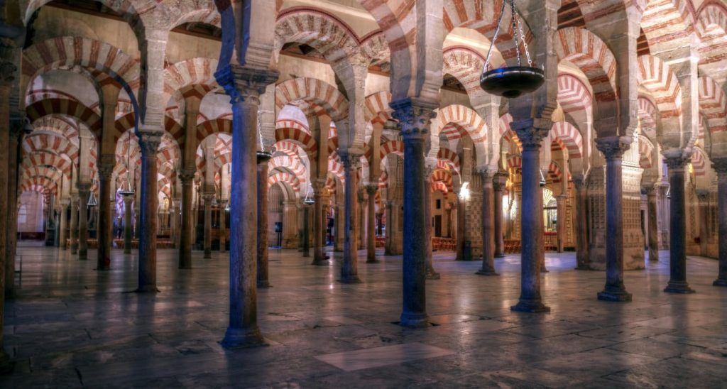 interior de la mezquita de Córdoba con vista en perspectiva de los arcos