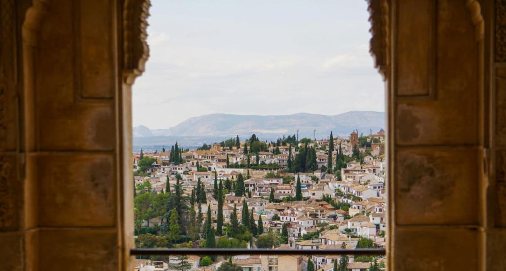 vista de la ciudad de granada desde el interior de un edificio histórico