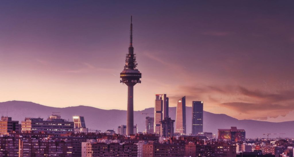 primer plano del pirulí y de fondo las cinco torres en Madrid al atardecer