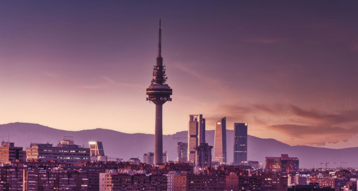 primer plano del pirulí y de fondo las cinco torres en Madrid al atardecer