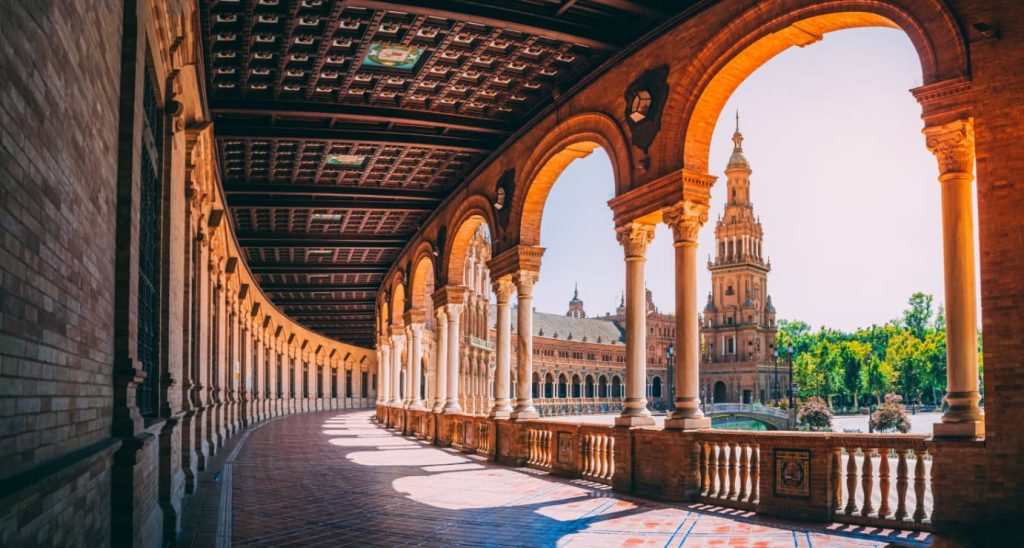 vista de una de las torres de la Plaza España de Sevilla desde el interior de los arcos