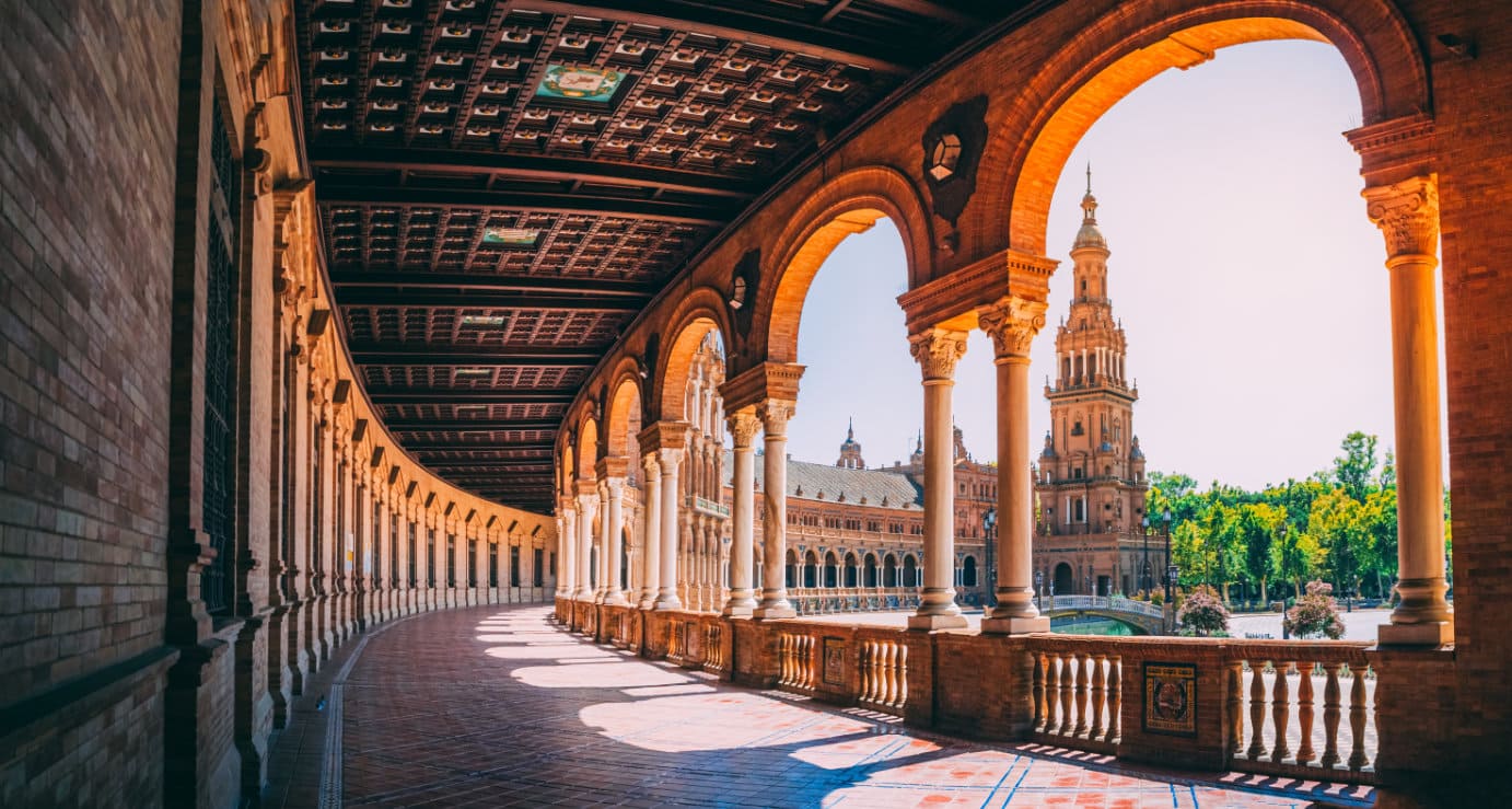 vista de una de las torres de la Plaza España de Sevilla desde el interior de los arcos